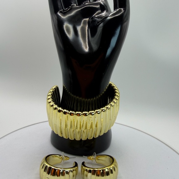 Elegant Gold Hoop Earrings - Picture 11 of 13